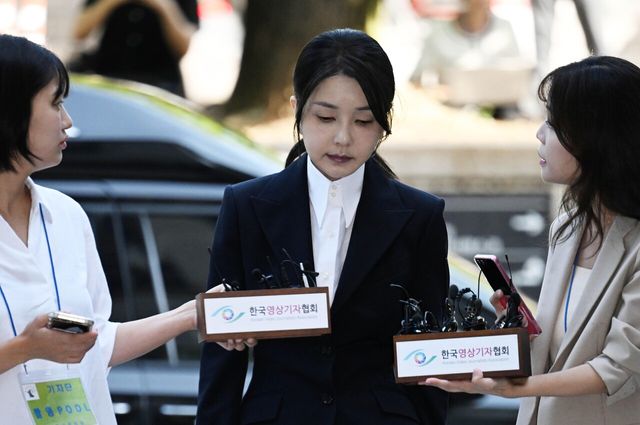 자본시장과 금융투자업에 관한 법률 위반, 정치자금법 위반, 특정범죄 가중처벌 등에 관한 법률 위반(알선수재) 등의 혐의를 받고 있는 윤석열 전 대통령 부인 김건희씨가 지난 12일 서울 서초구 서울중앙지법에서 열린 구속 전 피의자 심문(영장실질심사)에 출석하고 있다. [사진제공=뉴시스]