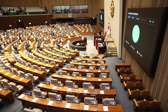 21일 서울 여의도 국회에서 열린 제428회국회(임시회) 제1차 본회의에서 방송문화진흥화법 일부개정법률안이 국민의힘 의원 불참 속에 가결됐다. [사진제공=뉴시스]<br>