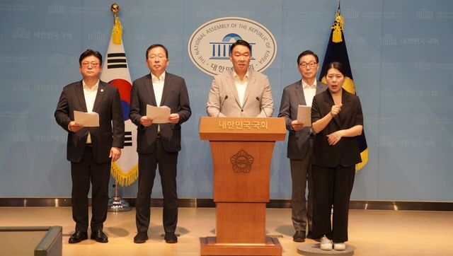 국회 농림축산식품해양수산위원회 소속 국민의힘 의원들이 21일 서울 여의도 국회 소통관에서 기자회견을 열고 있다. [사진제공=국민의힘 정희용 의원실]