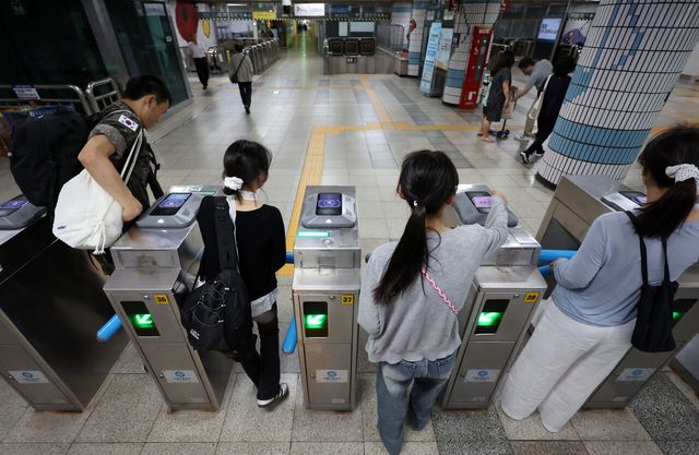 지난 6월 29일 서울 시내의 한 지하철역을 시민들이 이용하고 있다. [사진제공=뉴시스]<br>