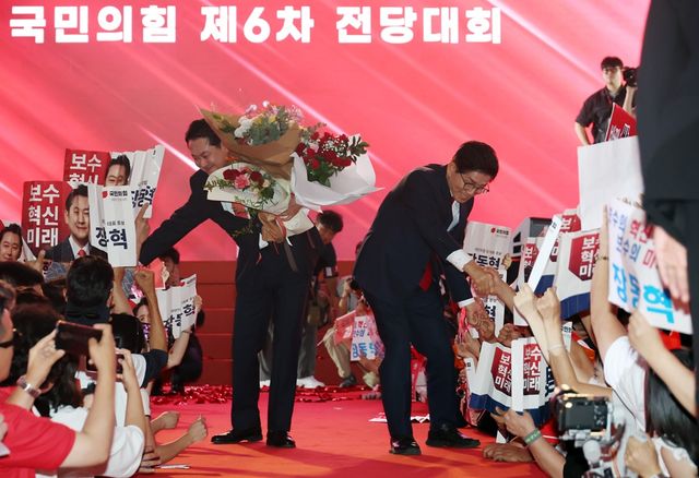 국민의힘 김문수, 장동혁 당대표 후보가 지난 22일 충북 청주오스코에서 열린 국민의힘 제6차 전당대회에서 지지자들과 인사를 나누고 있는 모습.&nbsp;[사진제공=뉴시스]<br>