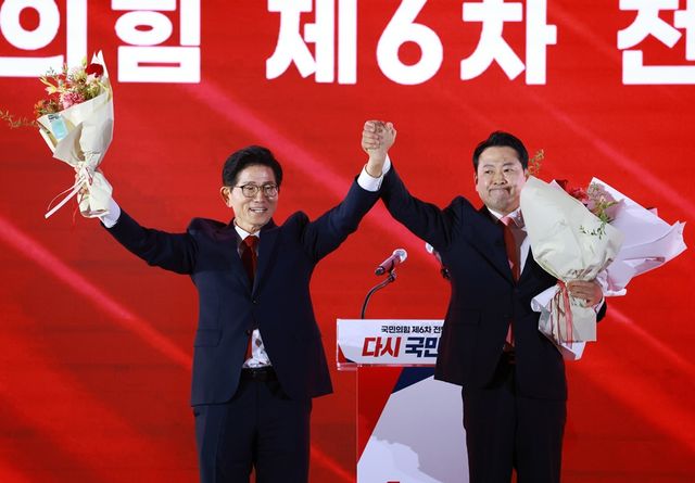 국민의힘 김문수, 장동혁 당대표 후보가 지난 22일 충북 청주오스코에서 열린 국민의힘 제6차 전당대회에서 결선 진출 확정 후 인사하고 있다.&nbsp;[사진제공=뉴시스]<br>