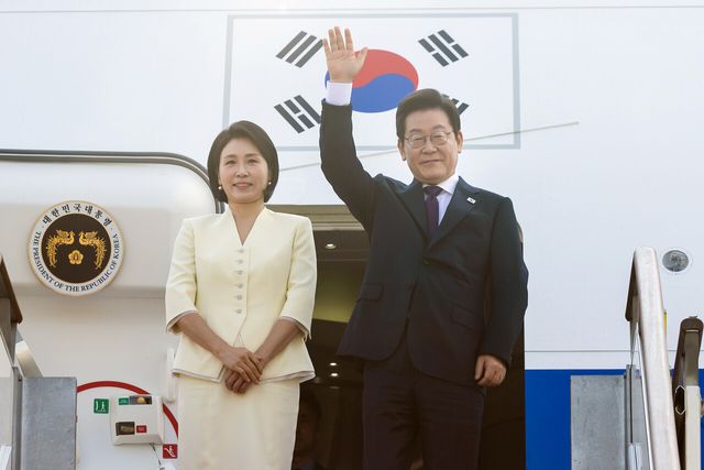 이재명 대통령과 김혜경 여사가 일본·미국 방문을 위해 23일 경기 성남 서울공항에서 출발하며 인사하고 있다. [사진제공=대통령실/뉴시스]