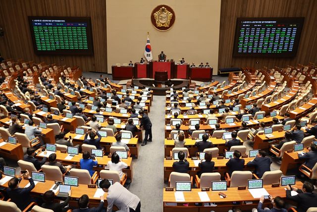 24일 오전 서울 여의도 국회에서 열린 제428회 국회(임시회) 제2차 본회의에서 노동조합 및 노동관계조정법 일부개정법률안(대안)이 통과되고 있는 모습. [사진제공=뉴시스]&nbsp;<br>