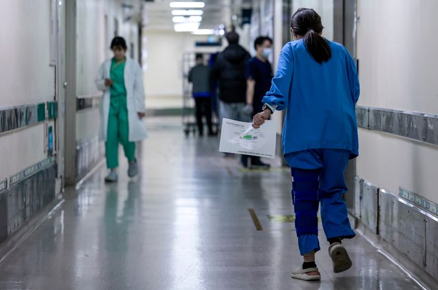 지난 3월 서울의 한 대학병원에서 간호사가 병실로 향하고 있다. [사진제공=뉴시스]