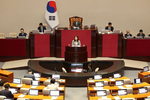 지난 24일 오전 서울 여의도 국회에서 열린 제428회 국회(임시회) 제2차 본회의에서 국민의힘의 필리버스터(반대 무제한 토론)이 진행되고 있다.&nbsp; [사진제공=뉴시스]<br>