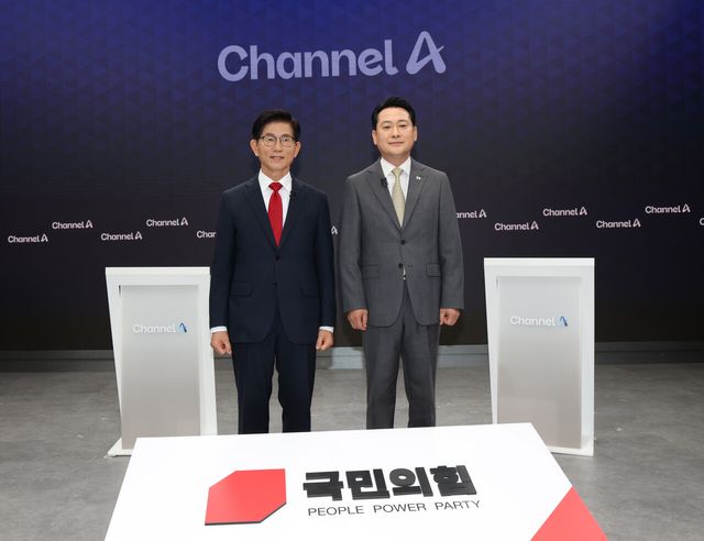 국민의힘 당 대표 선거 결선에 진출한 김문수, 장동혁 후보가 지난 23일 오후 서울 채널A 광화문 스튜디오에서 열린 방송토론에 앞서 포즈를 취하고 있는 모습. [사진제공=뉴시스]<br>