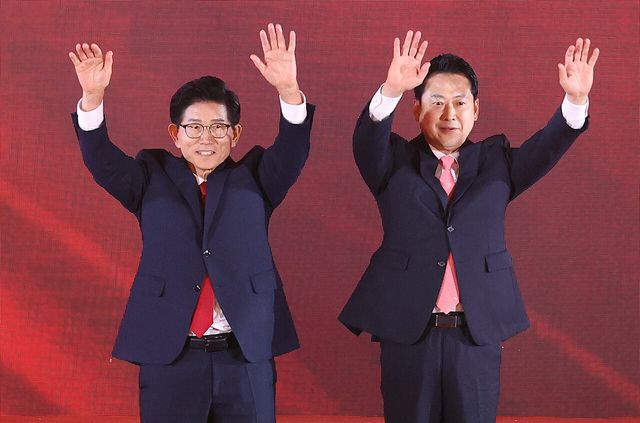 국민의힘 김문수, 장동혁 당대표 후보가 지난 22일 충북 청주오스코에서 열린 국민의힘 제6차 전당대회에서 최후 2인 선출 후 각각 인사말을 마친 뒤 지지자들과 인사하고 있는 모습. [사진제공=뉴시스]<br>