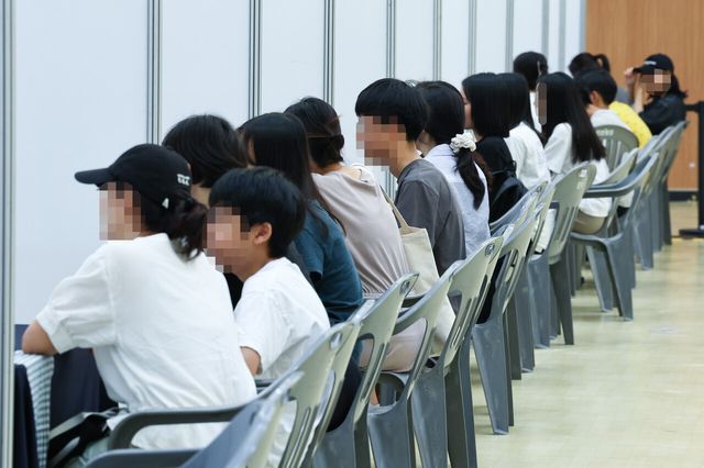 지난달 29일 서울 강남구 일원에코파크 에코센터에서 개최된 ‘2025 강남구 진로진학 박람회’에서 학생과 학부모들이 각 대학 부스를 찾아 대학입시 관련 상담을 받고 있다. [사진제공=뉴시스]