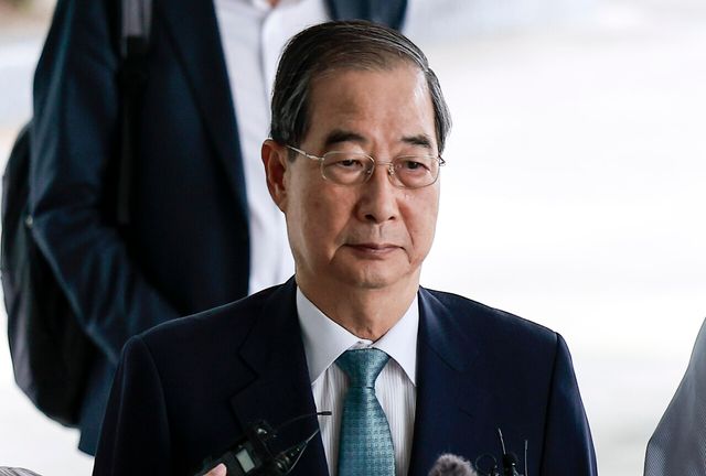 한덕수 전 국무총리가 지난 22일 서울 서초구 서울고등검찰청에 위치한 내란특검 사무실로 걸음을 옮기고 있다. [사진제공=뉴시스]