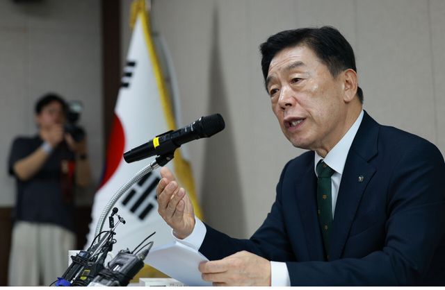 독립기념관 김형석 관장이 지난해 8월 12일 서울 용산구 서울지방보훈청에서 광복절 경축식 취소 및 뉴라이트 성향 관련 기자회견을 하고 있다. [사진제공=뉴시스]