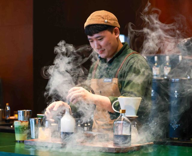 리저브광화문에서 스타벅스 코리아 관계자가 커피를 제조하고 있다. [사진=스타벅스 코리아]