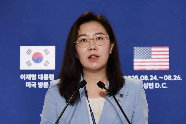 강유정 대변인이 25일(현지시간) 미국 워싱턴D.C 프레스센터 내 중앙기자실에서 한미 정상회담 및 방미일정 관련 브리핑을 하고 있는 모습. [사진제공=뉴시스]&nbsp;<br>