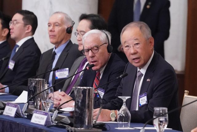 류진 한국경제인협회 회장이 25일(현지 시간) 미국 워싱턴 D.C. 윌러드 호텔에서 열린 ‘한미 비즈니스 라운드테이블: 제조업 르네상스 파트너십’에서 인사말을 하고 있다. [사진=뉴시스]