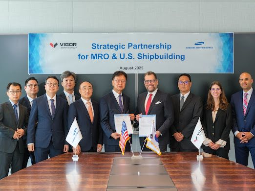 최성안 삼성중공업 대표이사와 프란체스코 발렌테 비거마린그룹 대표이사(가운데) 등 양사 관계자들이 MOU 체결 기념 사진을 촬영하고 있다. [사진=삼성중공업]