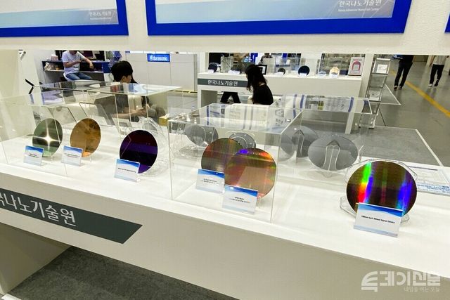 27일 수원컨벤션센터에서 열린 ‘차세대 반도체 패키징 산업전(ASPS 2025)’에서 한국나노기술원 부스에 반도체 웨이퍼들이 전시돼 있다. ⓒ투데이신문