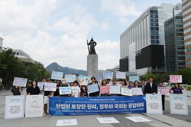 청소년 기후소송과 시민기후소송 등 기후 헌법소원 소송 주체들이 27일 서울 종로구 광화문 이순신 동상 앞에서 기후 헌법소원 결정 1주년 기자회견을 진행하고 있다. [사진제공=뉴시스]