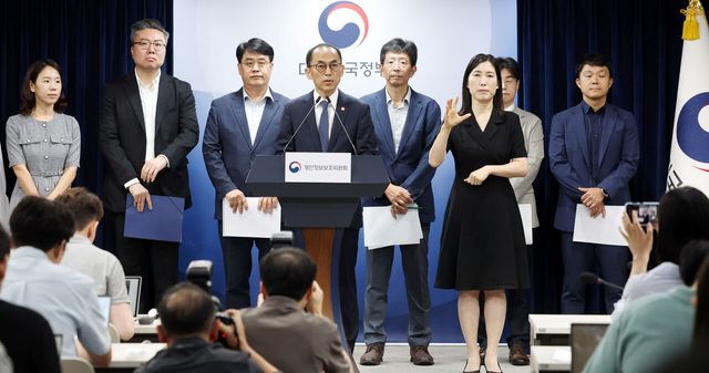 개인정보보호위원회 고학수 위원장이 28일 오전 서울 종로구 정부서울청사에서 ‘SK텔레콤 개인정보 유출사고’ 제재처분 의결 관련 브리핑을 하고 있다. [사진=뉴시스]