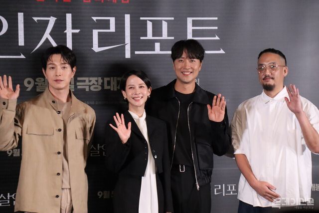 영화 <살인자리포트>언론시사회 및 기자간담회에서 포토타임을 가지고 있는 (왼쪽부터)&nbsp;정성일 배우-조여정 배우-김태한 배우-조영준 감독. ⓒ투데이신문