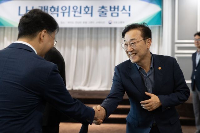 국토교통부는 지난 28일 LH 개혁위원회 출범을 위한 민간위원 위촉식을 잔행했다. 국토부 김윤덕 장관이 위촉된 민간위원과 악수를 나누고 있다. [사진=국토교통부]<br>