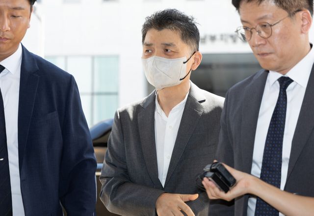 SM 엔터테인먼트 인수 과정에서 시세조종을 지시·공모한 혐의로 재판에 넘겨진 카카오 창업자 김범수(가운데) 미래이니셔티브센터장이 29일 오후 서울 양천구 서울남부지방법원에서 열린 결심공판에 출석하고 있다.