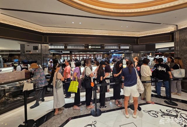 28일 오전 신세계 강남점 지하 1층 델리관 한 음식점에 손님들로 대기줄이 형성돼 있다. ⓒ투데이신문<br>