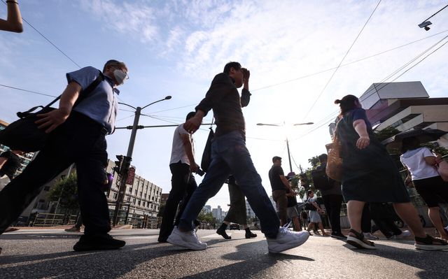 지난달 30일 서울 서초구 고속버스터미널 인근에서 시민들이 이동하고 있는 모습. [사진제공=뉴시스]