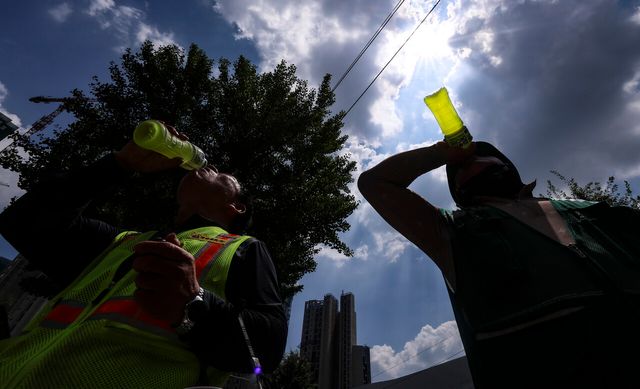 연일 폭염이 이어지고 있는 가운데, 9일 서울 소재 한 건설현장 노동자가 이온음료를 마시고 있다. [사진=뉴시스]