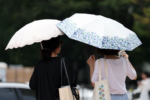 폭염경보가 내려진 지난 7월 30일, 서울 시내의 한 거리에서 시민이 양산을 쓰고 이동하고 있다. [사진=뉴시스]