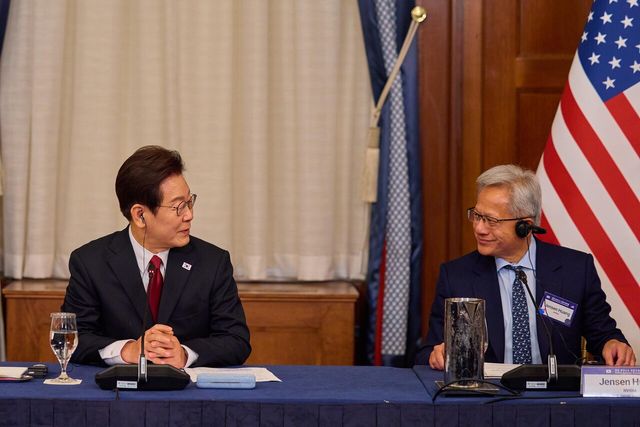 이재명 대통령이 25일(현지 시간) 미국 워싱턴DC 윌라드 호텔에서 열린 한미 비즈니스 라운드테이블에서 엔비디아 젠슨 황 CEO와 대화하고 있다. [사진=뉴시스]