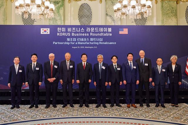 이재명 대통령이 25일(현지 시간) 미국 워싱턴DC 윌라드 호텔에서 열린 한미 비즈니스 라운드테이블에서 참석자들과 기념 촬영을 하고 있다. [사진=뉴시스]