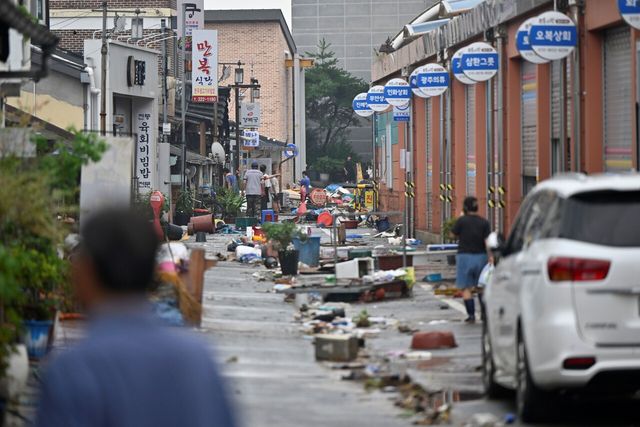 4일 오전 전남 함평군 함평읍 함평천지전통시장 인근 길목이 폭우로 침수 피해를 입은 물건들로 어질러져 있다. [사진제공=뉴시스]
