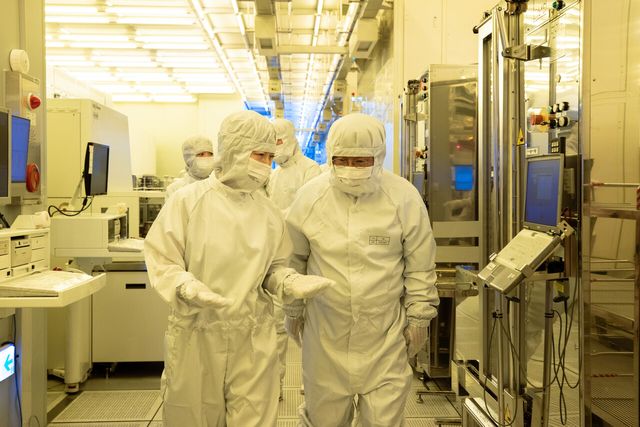 충북 음성군 소재 DB하이텍 상우공장에서 관계자들이 대화를 나누고 있다. [사진=뉴시스]