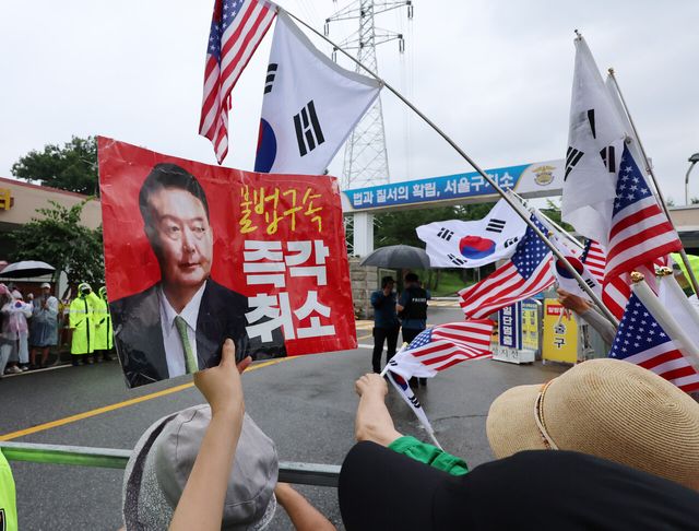 지난 7월 16일 경기 의왕시 서울구치소 앞 윤 전 대통령 지지자들 [사진제공=뉴시스]<br>