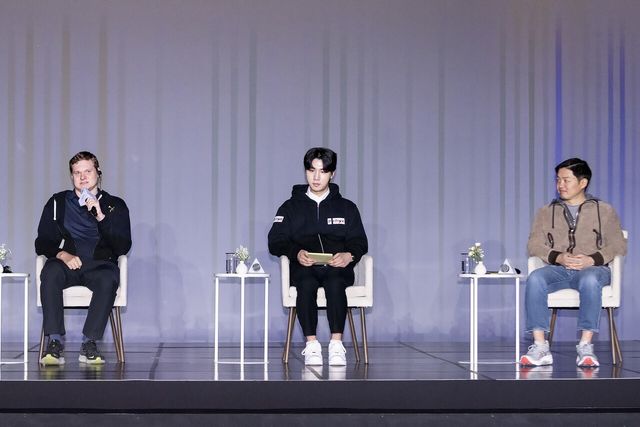 지난해 12월 피닉스랩 런칭 행사에 참석한 일리야 폴로수킨 니어 프로토콜 공동창업자(왼쪽)가 SK네트웍스 최성환 사업총괄 사장 겸 피닉스랩 경영자문(오른쪽), 피닉스랩 배민석 대표와 패널 토의를 진행하고 있다. [사진=SK네트웍스]