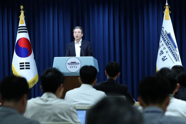 김용범 정책실장이 지난달 31일 서울 용산 대통령실 청사에서 관세 협상 타결 관련 브리핑을 하고 있다. [사진=뉴시스]