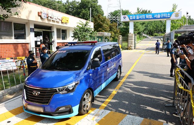 김건희 여사 의혹을 수사 중인 민중기 특별검사팀이 윤석열 전 대통령에 대한 체포영장 집행에 실패한 지난 1일 오전 경기 의왕시 서울구치소에서 차량이 이동하고 있다. [사진제공=뉴시스]<br>