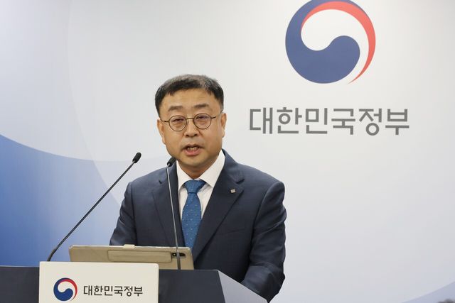 과학기술정보통신부 송상훈 정보통신정책실장이 4일 서울 종로구 정부서울청사에서 국가대표 인공지능(AI)을 개발할 5개 정예팀 선정 최종결과를 발표하고 있다. [사진=뉴시스]