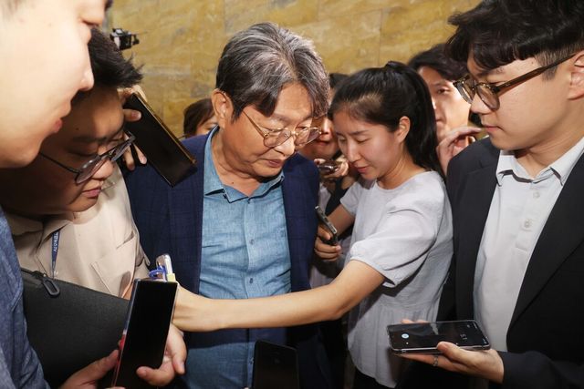 차명 계좌 주식 거래 의혹을 받고 있는 이춘석 의원이 지난 5일 서울 여의도 국회에서 취재진의 질문 세례를 받으며 이동하고 있다. [사진제공=뉴시스]