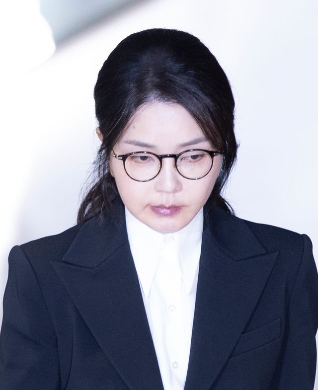 김건희 여사가 지난 6일 서울 종로구 민중기 특별검사팀(김건희 특검팀)사무실에서 피의자 신분으로 조사를 마친 뒤 밖으로 나서고 있는 모습. [사진제공=뉴시스]<br>