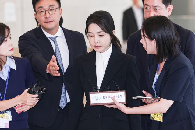 [사진=뉴시스] 도이치모터스 주가조작 연루 의혹 등을 받는 김건희 여사가 6일 서울 종로구 김건희 특검팀(특별검사 민중기) 사무실에 피의자 신분으로 조사를 받기 위해 들어서고 있다.