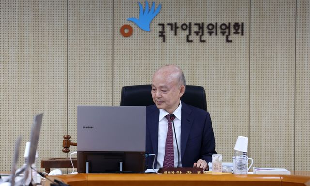 국가인권위원회 안창호 위원장이 지난 5월 26일 서울 중구 국가인권위원회에서 열린 제11차 전원위원회를 주재하고 있다. [사진제공=뉴시스]