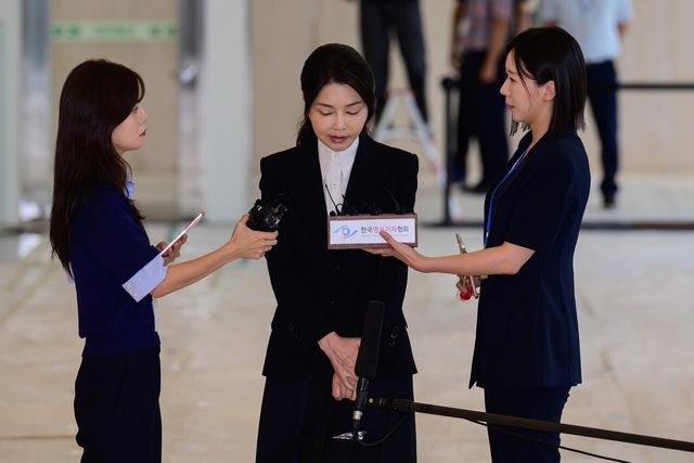 도이치모터스 주가조작 연루 의혹 등을 받는 김건희 여사가 6일 오전 서울 종로구 김건희 특검팀(특별검사 민중기)사무실에 피의자 신분으로 출석하며 공개적으로 사과하고 있다. [사진제공=뉴시스]