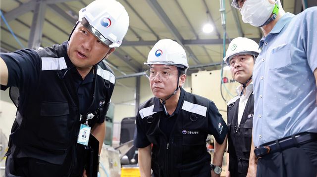 고용노동부 김영훈 장관이 지난 7일 안전한 일터 프로젝트 제3차 불시점검으로 경기 안양시에 위치한 제조업 사업장을 방문해 설명을 듣고 있다. [사진제공=뉴시스]