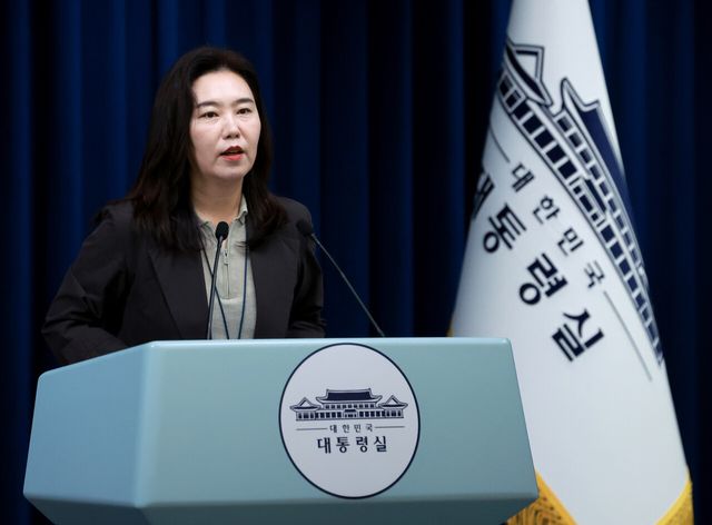 강유정 대변인이 지난 9일 서울 용산 대통령실 청사에서 대통령 지시 사항 브리핑을 하고 있는 모습. [사진제공=뉴시스]<br>