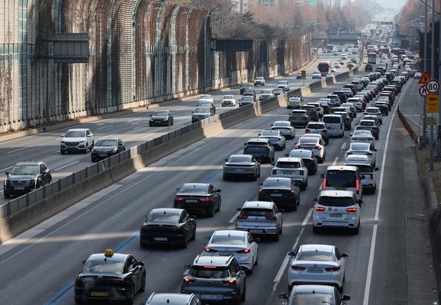 설날이었던 지난 1월 29일 오후 서울 서초구 잠원IC 인근 경부고속도로 하행선이 정체되고 있는 모습. [사진=뉴시스]