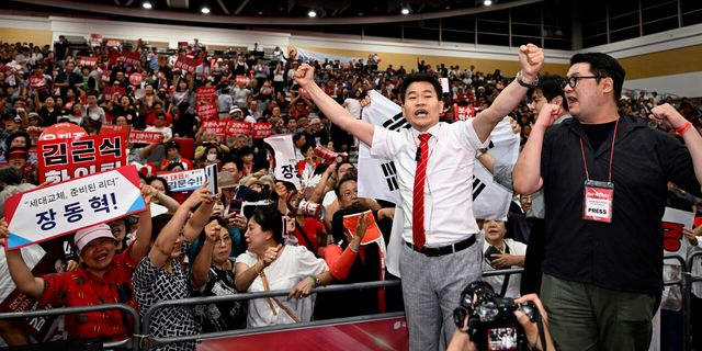 유튜버 전한길씨가&nbsp; 지난 8일 대구 북구 엑스코에서 열린 국민의힘 제6차 전당대회 대구·경북 합동연설회에서 윤석열 전 대통령에 대한 탄핵을&nbsp; 찬성한 후보가 등장하자&nbsp; ‘배신자’라는 구호를 외치고 있는 모습. [사진제공=뉴시스]