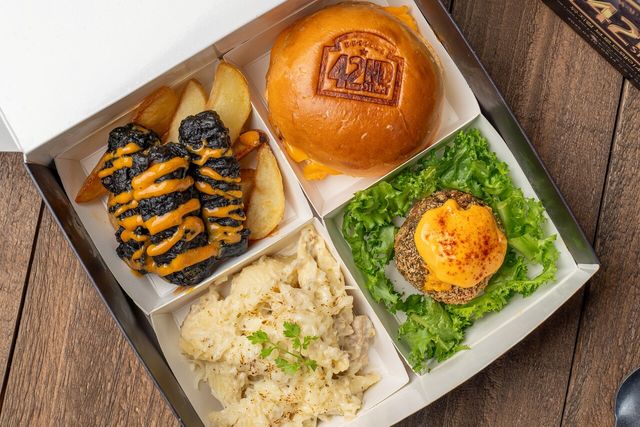 <브로드웨이 42번가>를 테마로 한 푸드 플래터 [사진제공=롯데컬처웍스]