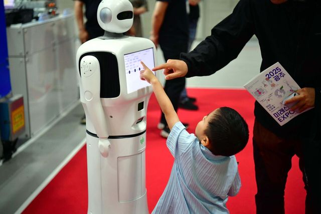 지난 6월 광주 서구 김대중컨벤션센터에서 열린 2025 광주미래산업엑스포에서 한 어린이가 AI로봇을 가르키고 있다. [사진=뉴시스]