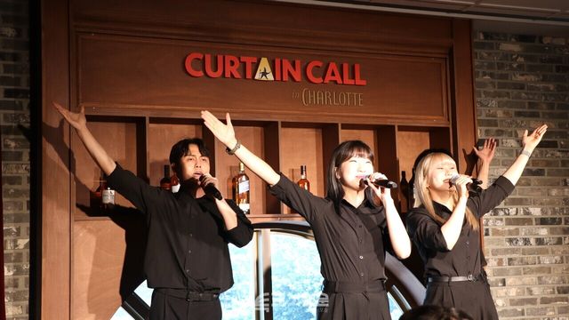 커튼콜 인 샬롯에서 무대를 선보이고 있는 배우들 ©투데이신문